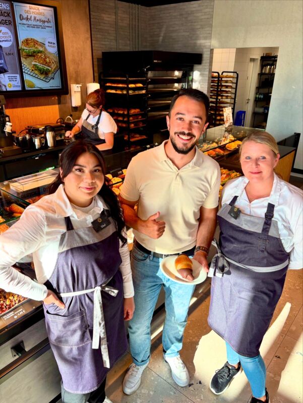 Celil Celik mit Anja Hartwig und Mitarbeiterin